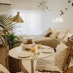 Stylish Overlooking Marina - Mid-term Apartman