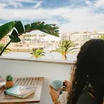 דירה Stylish Overlooking Marina - Mid-term