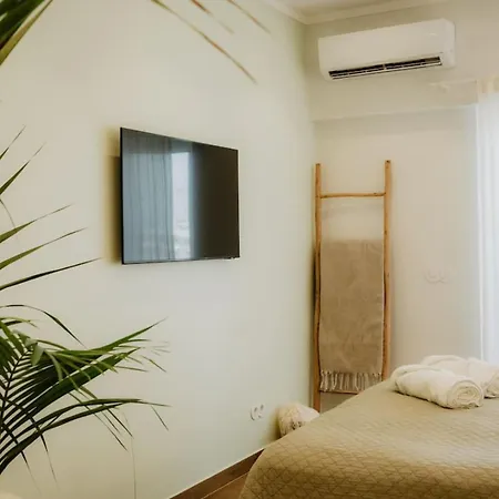 Stylish Overlooking Marina - Mid-term