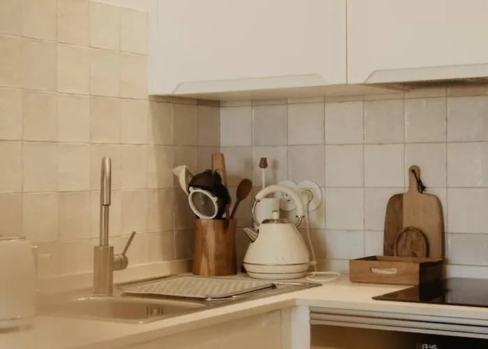 Stylish Overlooking Marina - Mid-term Lagos