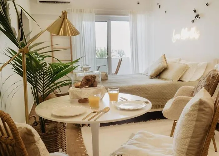 Stylish Overlooking Marina - Mid-term Lagos