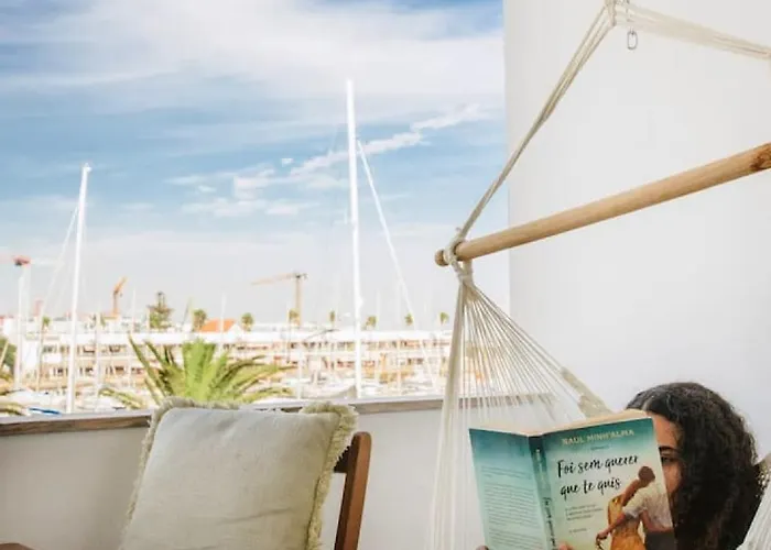 Stylish Overlooking Marina - Mid-term *