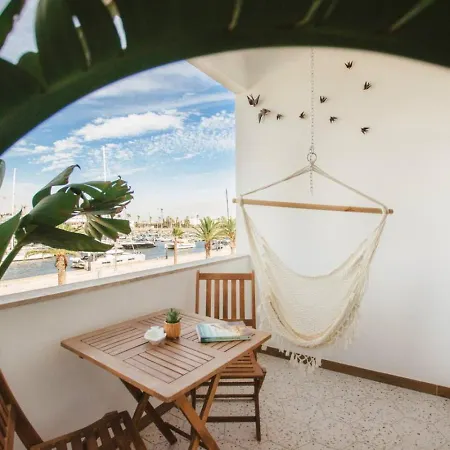 Stylish Overlooking Marina - Mid-term Апартаменты Лагуш