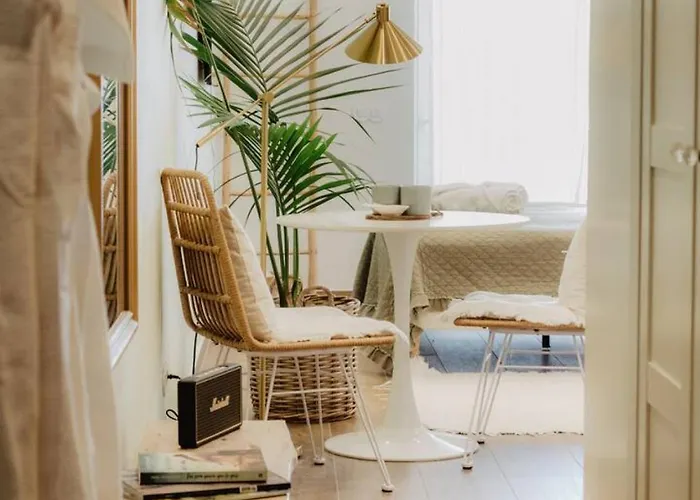 Апартаменты Stylish Overlooking Marina - Mid-term