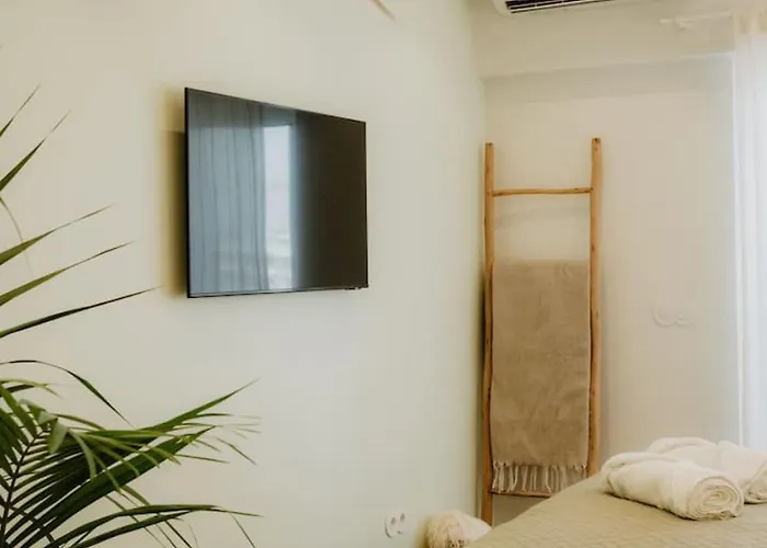 Stylish Overlooking Marina - Mid-term