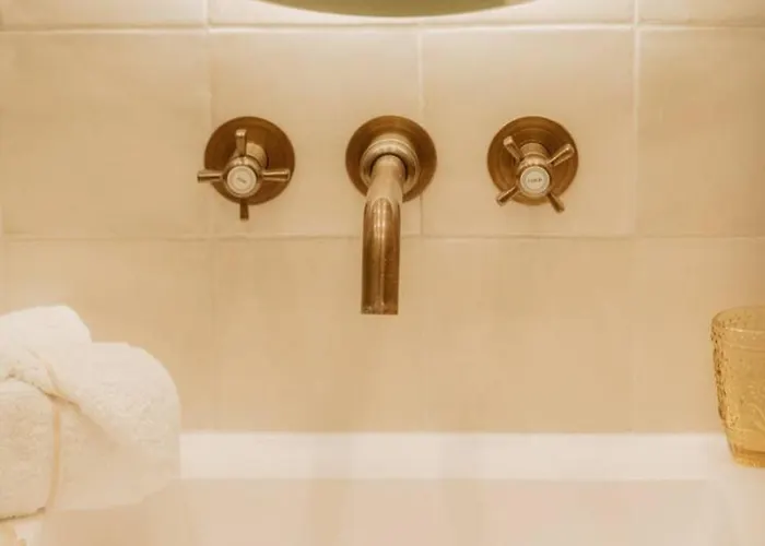 Stylish Overlooking Marina - Mid-term *