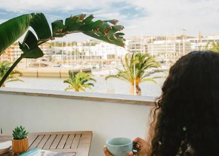 Апартаменты Stylish Overlooking Marina - Mid-term